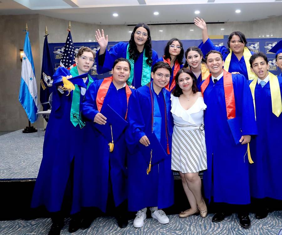 Una mañana de triunfo vivieron los seniors 2025 de Acton Academy, quienes, entre sonrisas y emociones, recibieron su tan esperado título de High School. La ceremonia estuvo llena de momentos tan significativos y como emotivos, entre discursos que marcaron el cierre de una importante etapa en sus vidas. En la foto: Gloria Coello, Juan Pablo Alcántara, José Gabriel Chinchilla, Gabriele Martínez, Gloria Medina, Lucía Herrera, Salvador Díaz del Valle, Juan Fernando Aguilar, Andrea Pavón, Milton Fernando Turcios y con su guía Jade Amaya