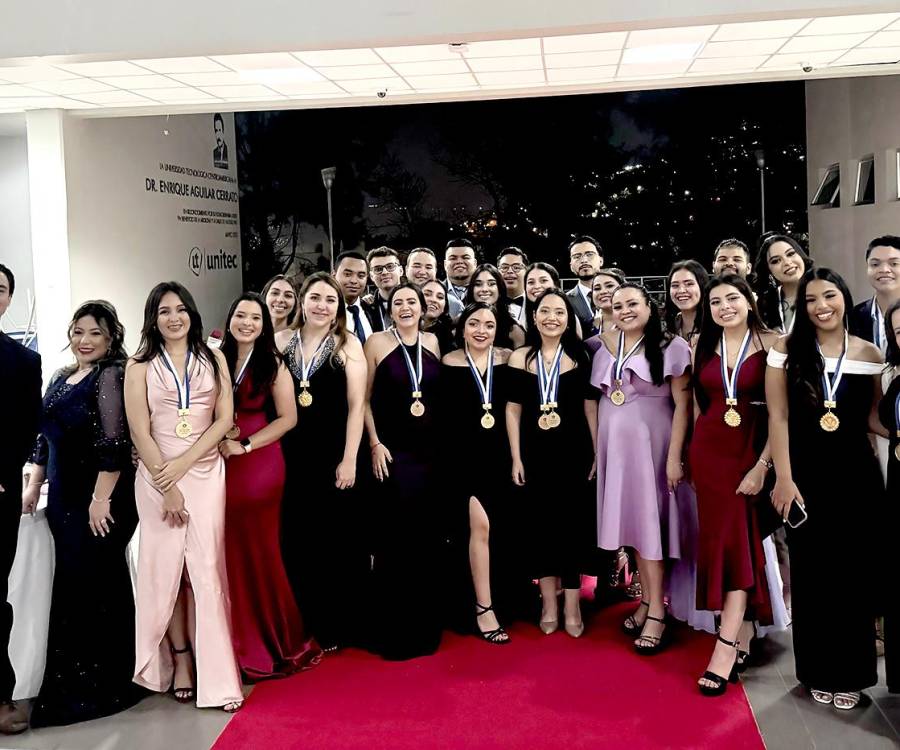 UNITEC celebró el evento Interns’ Farewell, una despedida especial dedicada a los estudiantes de Medicina y Cirugía que están por iniciar su internado. Esta actividad marcó el cierre de su etapa universitaria y reconoció el compromiso, la vocación y la preparación integral con la que han sido formados para ejercer la medicina con responsabilidad, empatía y excelencia. UNITEC reafirma su compromiso de formar profesionales capaces de innovar y destacar a nivel nacional e internacional, llevando con orgullo los valores de la institución en cada paso de su carrera.