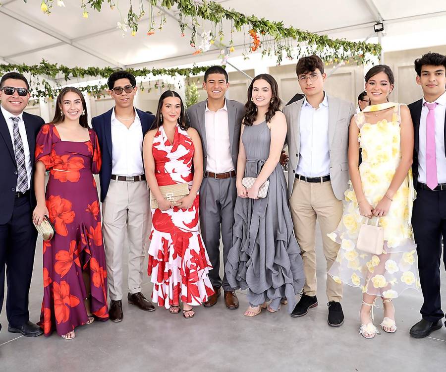 Con una mezcla de nostalgia, alegría y elegancia, los seniors 2025 de la Academia Los Pinares celebraron su esperado Lunch en La Reserva. Vestidos con atuendos formales y sonrisas que hablaban de complicidad, los estudiantes compartieron una velada especial. Durante varias horas, los seniors disfrutaron de un almuerzo cuidadosamente seleccionado, conversaciones cargadas de recuerdos y muchas fotografías que buscaron capturar la esencia de una etapa que llega a su fin.