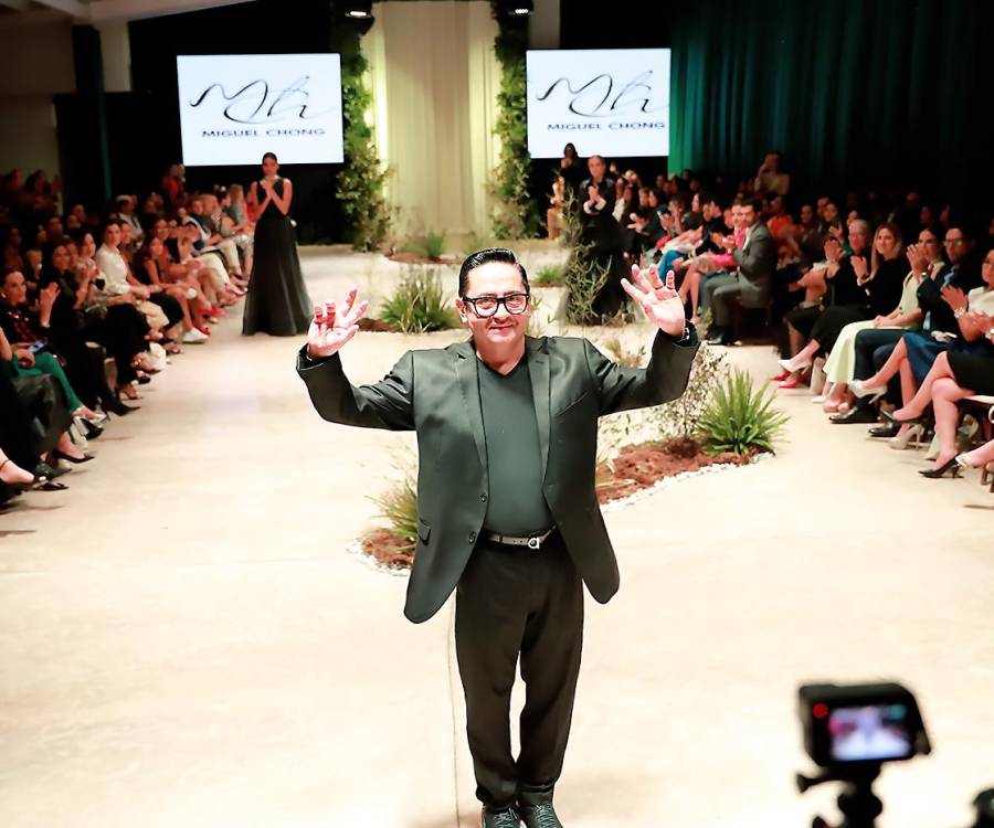 El diseñador hondureño Miguel Chong propone un verano teñido de blanco y negro con el trademark que define sus creaciones: transparencias, un toque de brillo y elegancia timeless.