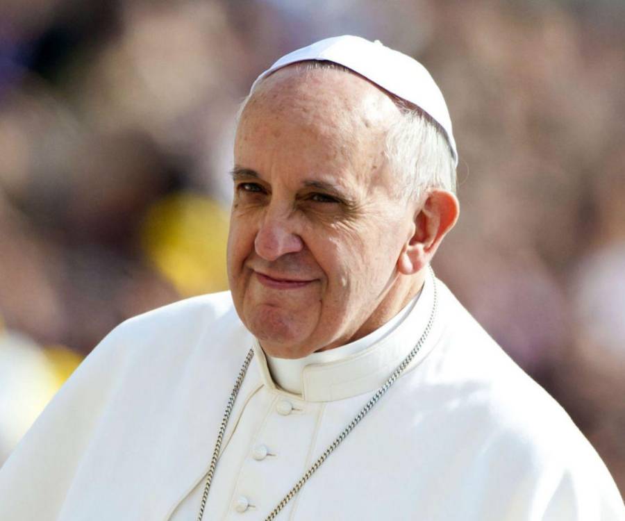 El Papa Francisco no necesitó grandes discursos para transformar conciencias. Con una sola frase, podía abrir el alma, derribar estructuras y recordarnos el valor de lo sencillo. Durante su pontificado, nos habló con un lenguaje directo, cercano, y profundamente humano. Fue un líder espiritual, sí. Pero también fue un hombre que supo mirar a los ojos del mundo con compasión. Hoy que el mundo lo despide, repasamos algunas de sus frases más poderosas.