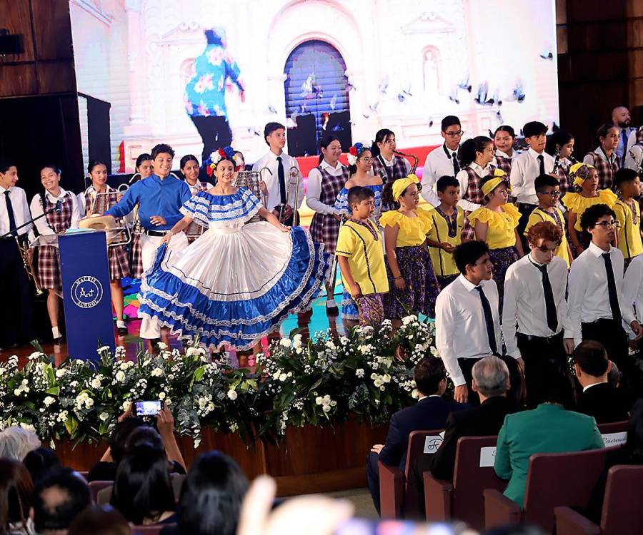 Macris School conmemoró cuatro décadas de excelencia educativa con una vibrante gala cultural, en la que se destacó la trayectoria de la institución, la dedicación de sus estudiantes y el legado de sus fundadoras, Ana Rubiano-Merriam y Mónica Pedemonte-Weddle.