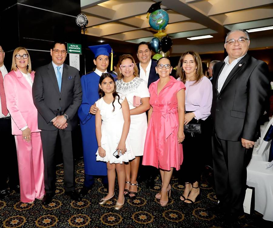 Los senior 2023 de la Acton Academy Honduras vivieron un increíble momento a recibir su título profesional en las instalaciones del Plaza Juan Carlos, muy emocionados los jóvenes profesionales se hicieron acompañar de sus orgullosos progenitores así como cercanos amigos.