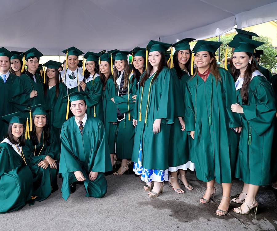 ¡Llegó el gran día! Tras un año lleno de retos, aprendizajes y muchas emociones, los seniors 2025 de DelCampo School celebraron su esperada graduación. Vestidos con togas y birretes en el emblemático color verde de su institución, los jóvenes cruzaron por última vez los pasillos de su querida escuela como estudiantes, listos para recibir su título de high school. ¡Felicidades, Class of 2025!