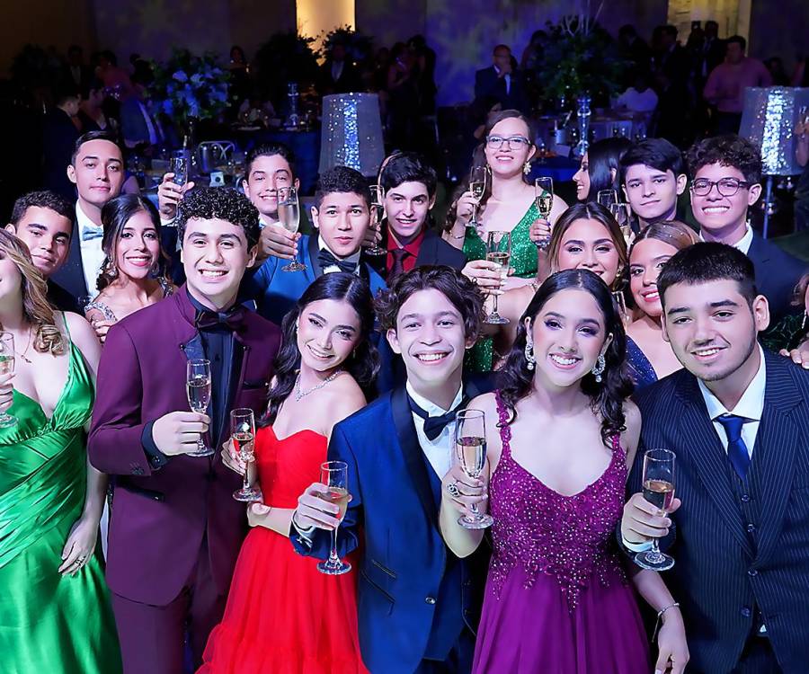 Una noche inolvidable para la generación 2022 de la Escuela Bilingüe Valle de Sula, en donde la alegría, las felicitaciones y la música moderna fueron los ingredientes de la fiesta.