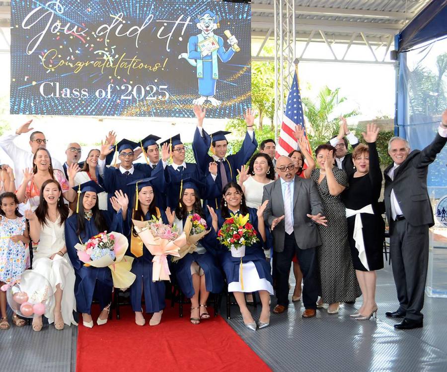 En una mañana llena de emociones, los seniors 2025 de Discovery School recibieron sus títulos de high school, marcando el cierre de una etapa inolvidable. Entre abrazos, sonrisas y miradas llenas de orgullo, los jóvenes celebraron junto a sus familias y docentes el fruto de años de esfuerzo, preparación y amistad.