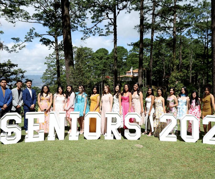 Los Seniors 2025 del Instituto San José del Carmen celebraron su tradicional brunch en medio de la naturaleza del restaurante La Cumbre. En un ambiente lleno de alegría, risas y recuerdos, los jóvenes disfrutaron de una mañana inolvidable rodeados de sus compañeros. Un momento especial para cerrar etapas y prepararse para su esperada graduación en noviembre.