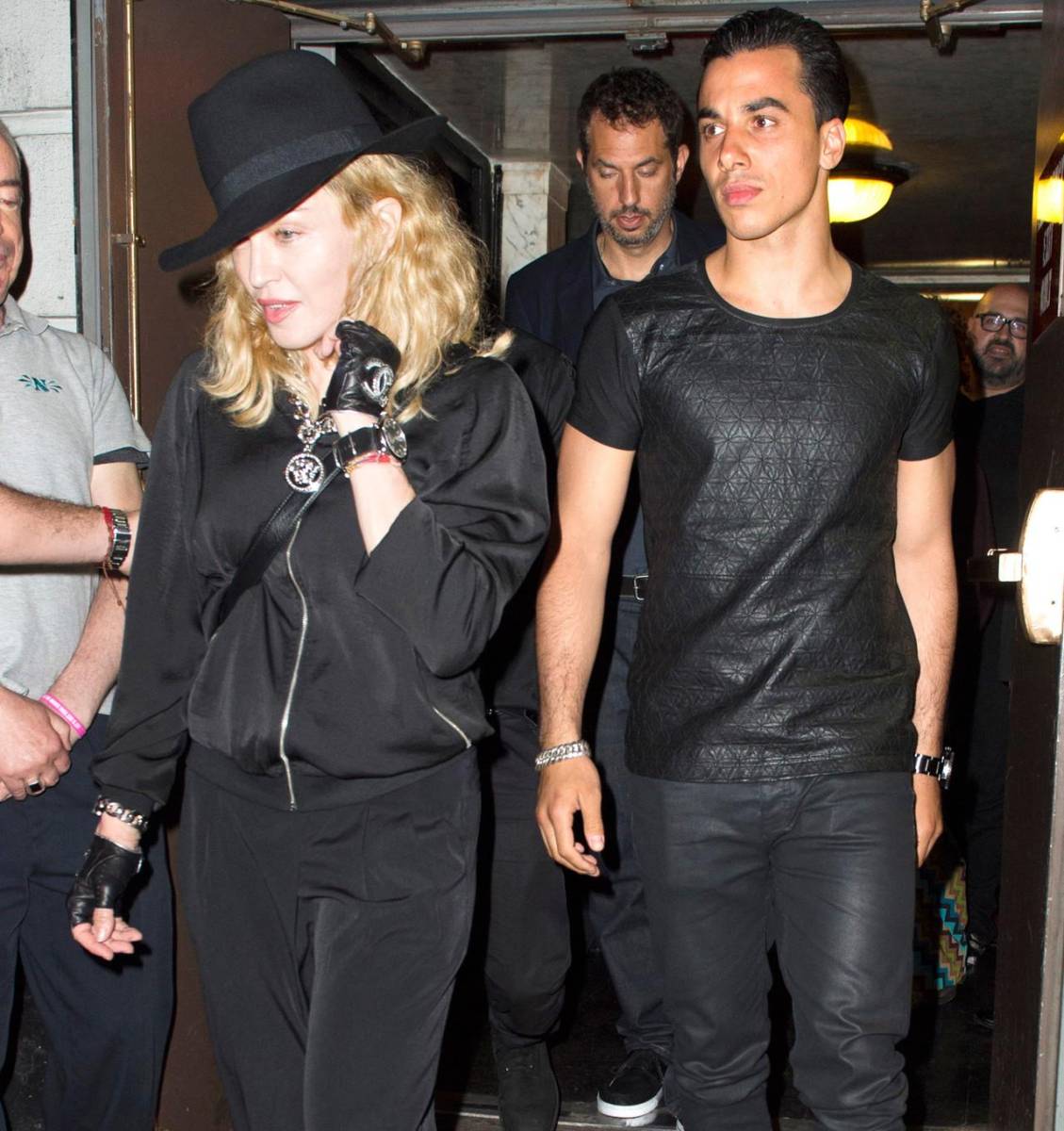 La afición de Madonna por los bailarines es más que comprobado. Recién terminada su relación con Zaibat comenzó a salir con el bailarín Timor Steffens, de 26 años, con el que acudió a la fiesta que el diseñador Valentino organizó el fin de año de 2013. La química entre Madonna y Timor era intensa.