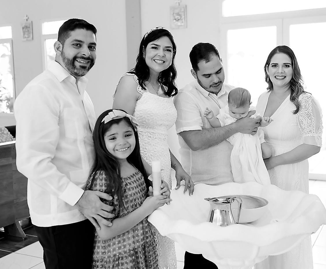 Yankel Valladares y su hija Alessia Sophia con los padrinos de bautizo: Paola Vásquez de Solano, Jorge Grande y Alejandra Isabel Grande de Valladares, durante el sagrado acto del bautizo.