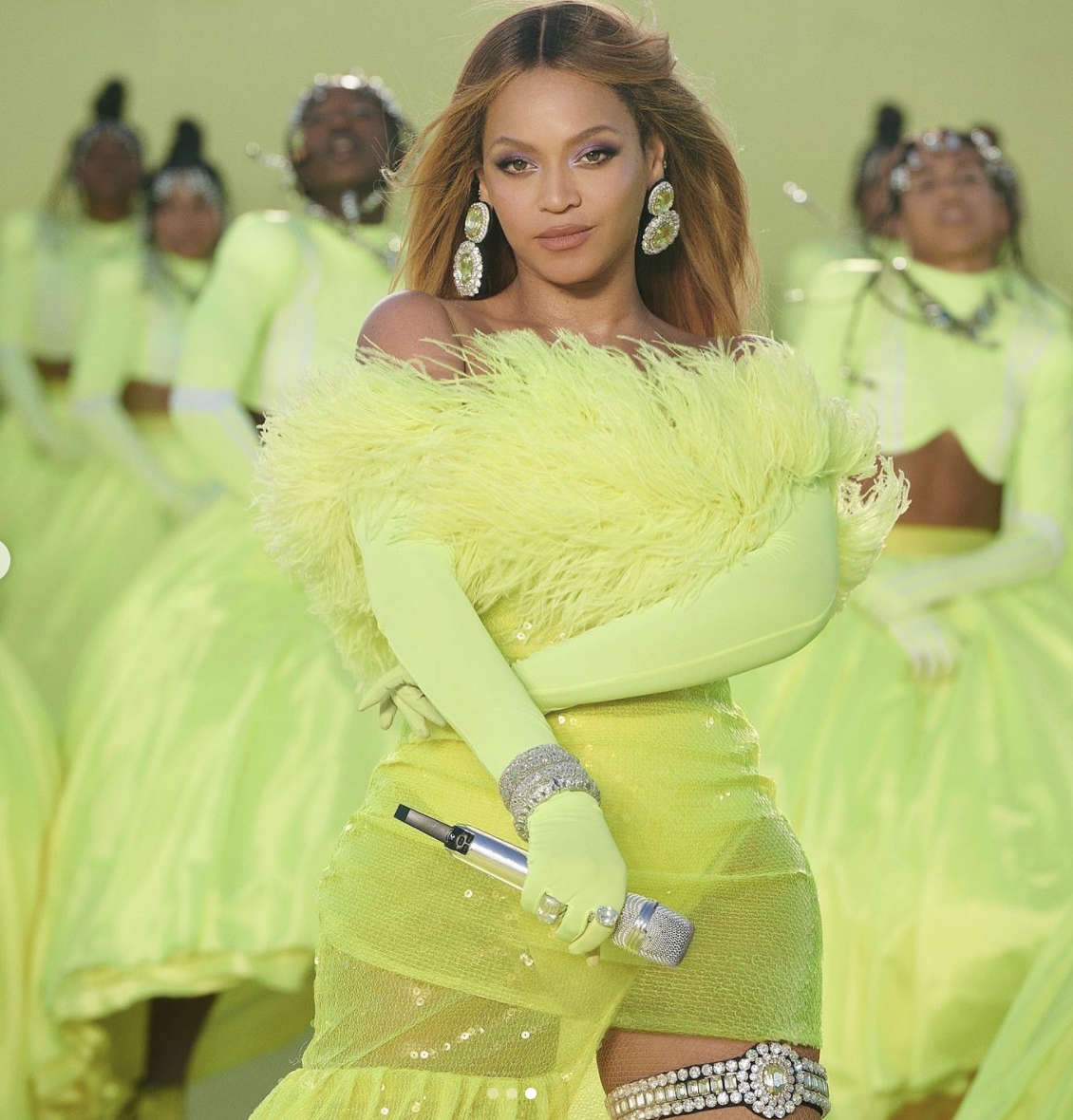 Beyoncé en la gala de 2022 deslumbró con su look verde lima que acompañó con la preciosa joyería de Lorraine Schwartz: usó dos brazaletes de diamantes en cada mano, dos anillos, grandes pendientes con pedrería verde en el centro y un liguero de cristales, todo valorado en 9 millones de dólares. 