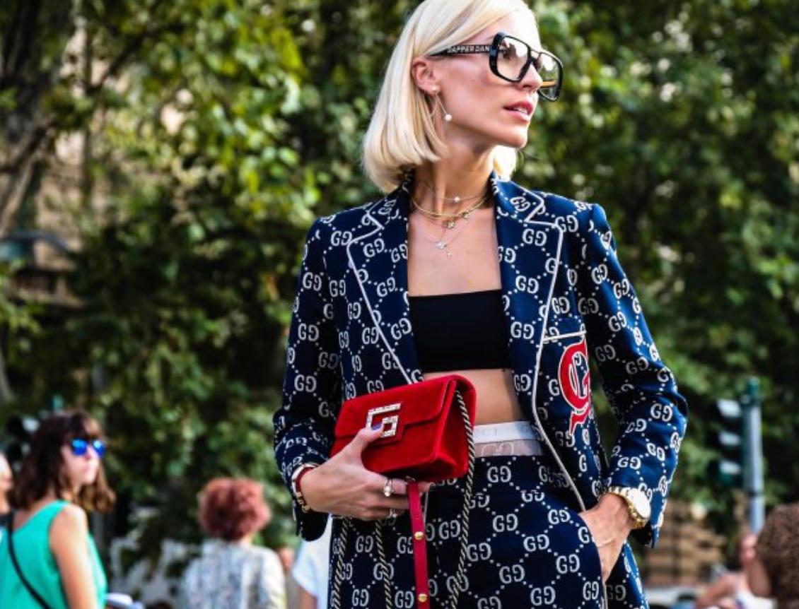 9. Aunque veas en las pasarelas logos de diseñador y marcas estrafalarias en el torso de las modelos no significa que vas a copiar ese look para llevarlo a tu vida laboral o social. Elige aquello que te quede y sienta bien para no ser una víctima de esta industria. 
