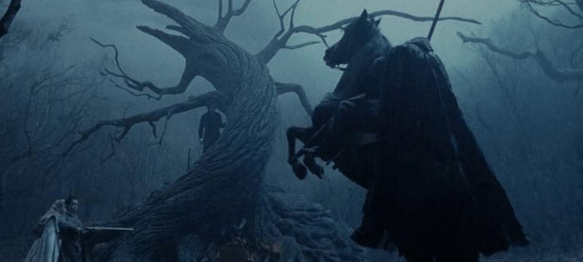 La actuación de Johnny Depp es una gran parte de lo que hace que Sleepy Hollow funcione tan bien. Encarna plenamente al quisquilloso Ichabod Crane, que cree más en la ciencia que en lo sobrenatural. Tiene un conjunto de herramientas con inventos extraños, incluido un conjunto de oculares con forma de insecto con los que le gusta jugar, pero se enferma al tener que realizar autopsias y exámenes de heridas de las víctimas sin cabeza. Sleepy Hollow llega a un clímax emocionante con Christopher Walken como el malvado Jinete sin cabeza.