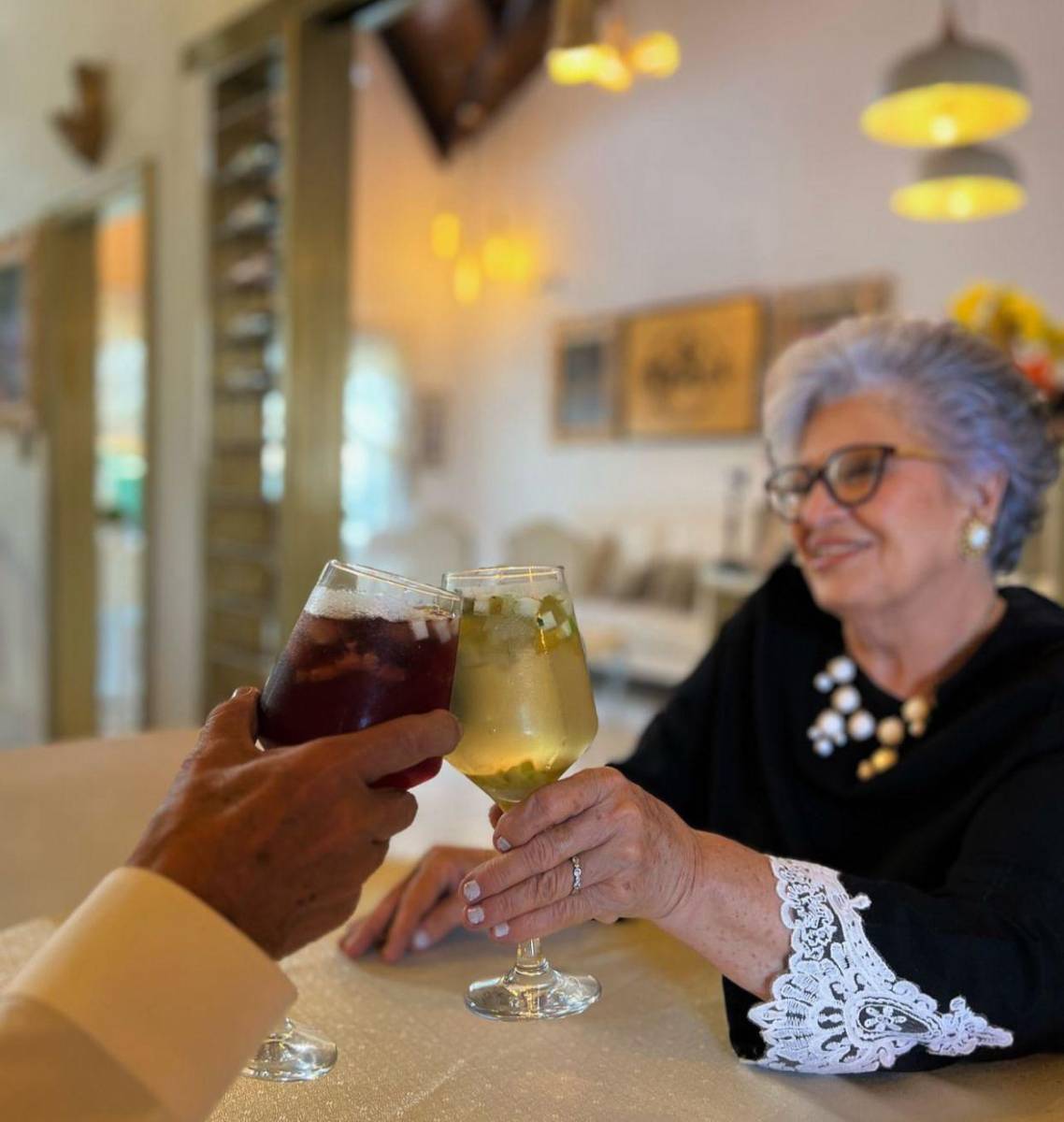 <b>Monet Bistró &amp; Café</b>, ubicado en el Boulevard Morazán, es perfecto para ir después del trabajo a disfrutar de tu trago favorito o cenar un plato delicioso. ¡Tienen una gran variedad en platos, bebidas y, por supuesto, café! 