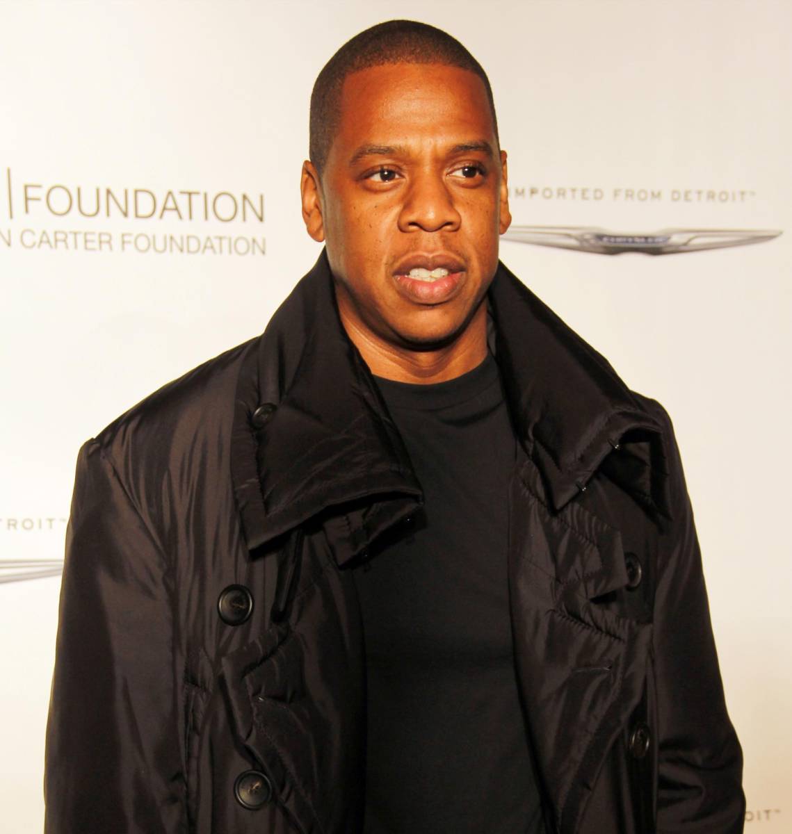 Jay-Z cuenta con una fortuna de 2.5 mil millones de dólares. Vendió una acción del 50% de su marca de champán, Armand de Brignac, al gigante de artículos de lujo LVMH en 2021 por al menos 300 millones de dólares, y una participación mayoritaria en su marca de coñac D’Usse en 2023 por 750 millones de dólares. a Bacardí. También posee participaciones en Uber y Block. Su patrimonio no incluye la fortuna de más de 500 millones de dólares de su esposa Beyoncé.