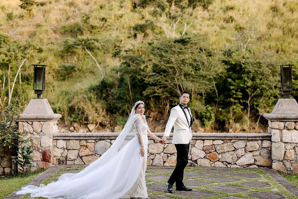 André Paz y Alejandra Alfaro celebraron su boda en el Centro de Convenciones Marina Copán, en Copán Ruinas, con una ceremonia íntima y evangélica. Honrando las raíces del novio, llevaron la decoración mexicana a Honduras, creando un ambiente lleno de color y tradición. Rodeados de amigos y familiares, la ceremonia fue un homenaje a su amor y fe, marcando el inicio de una nueva etapa en sus vidas.