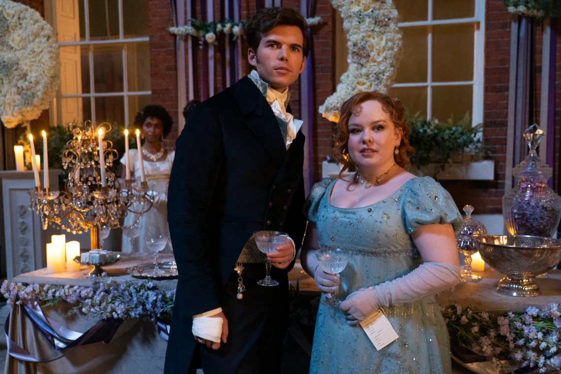 Querido y gentil lector... ¡estamos ansiosos por la nueva temporada de Bridgerton! La tercera entrega de esta serie de Netflix viene cargada de romance y mucho drama, perfecta para cualquier fanático de Lady Whistledown. No obstante, todavía tenemos que esperar un poco para verla en nuestras pantallas. Si estás a la espera como nosotros, aquí te dejamos algunos datos que debes conocer sobre la season 3 de Bridgerton.