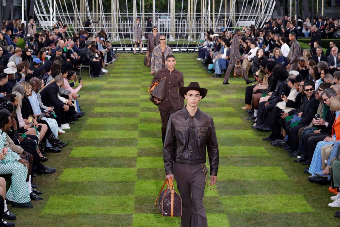 En la apertura de Paris Fashion Week Menswear, el estilista y músico estadounidense Pharrell Williams invocó la diversidad humana en la sede de la Unesco en París , con un nuevo desfile masculino para la marca Louis Vuitton que cobró cierta resonancia política, en plena campaña electoral francesa.