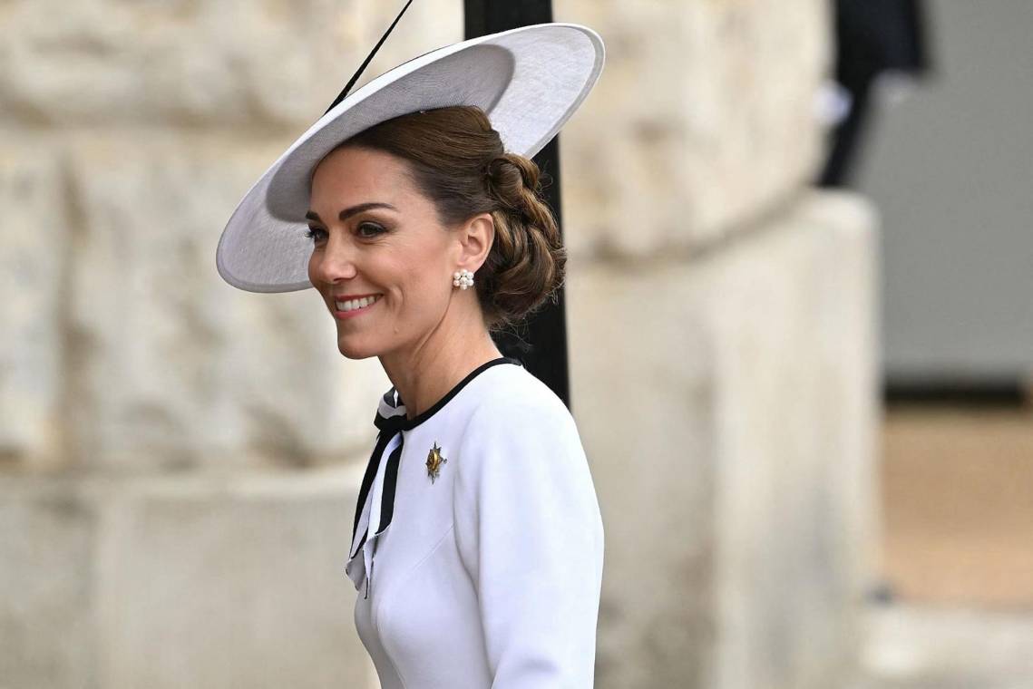 Sonriente, la princesa Kate hizo este sábado en Londres su primera aparición oficial tras el cáncer que le fue diagnosticado en marzo. La princesa de Gales anunció hace unos días que participaría en el tradicional desfile Trooping the Colour que se realiza por el cumpleaños del rey Carlos III.