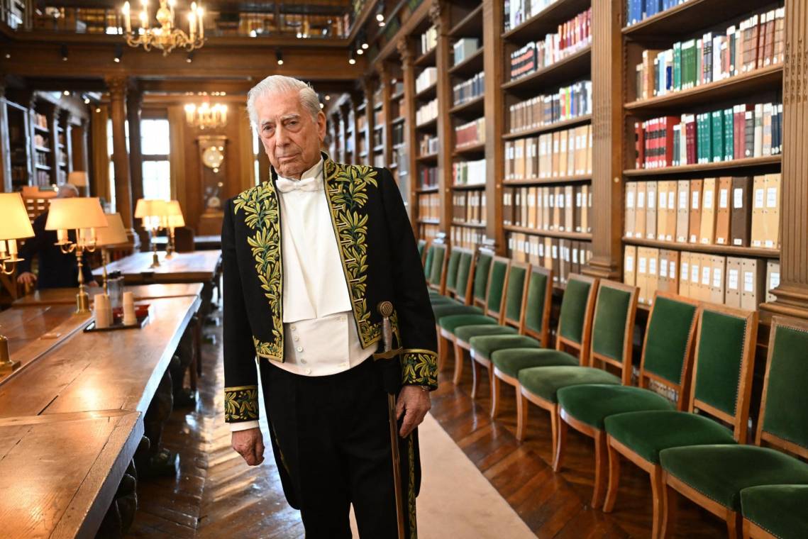 El escritor peruano y ganador del Nobel de literatura, Mario Vargas Llosa posa durante la ceremonia de su ingreso a la Academia Francesa