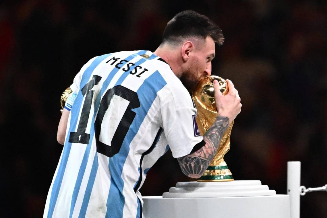 El próximo 8 de febrero, Lionel Messi estará en Honduras para enfrentar al Olimpia, un evento que ha generado gran expectativa entre los fanáticos del fútbol. Mientras todos se preparan para verlo en acción, es un buen momento para conocer algunos detalles curiosos sobre su vida que van más allá del campo de juego. Aquí te dejamos 15 datos random sobre Messi que te harán verlo desde una perspectiva diferente.