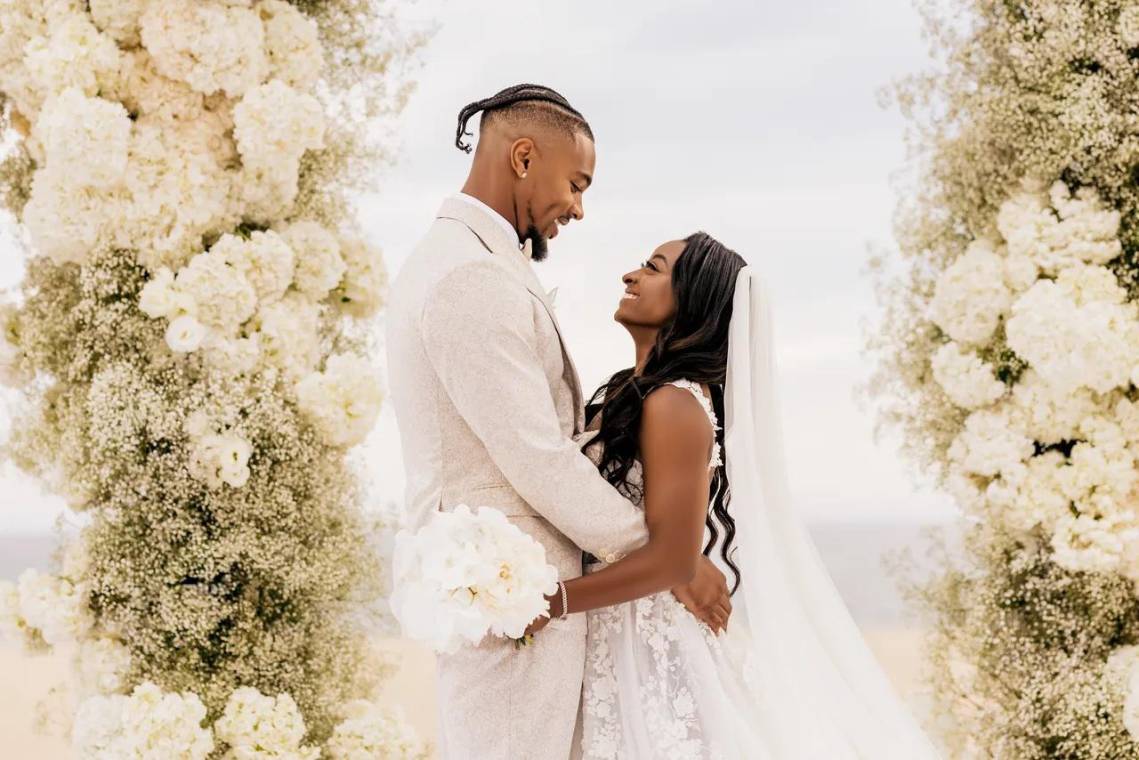 La famosa gimnasta y siete veces medallista olímpica Simone Biles y el jugador de fútbol americano Jonathan Owens unieron sus vidas en Cabo, México.