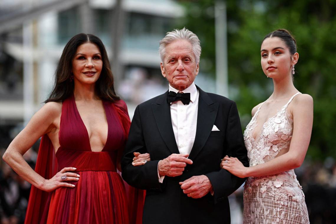En su jornada inaugural, Cannes entregó a Michael Douglas la Palma de Oro honorífica. El actor de 78 años recorrió la emblemática alfombra roja rumbo al Palais des Festivals escoltado de su esposa Catherine Zeta-Jones y su hija Carys.