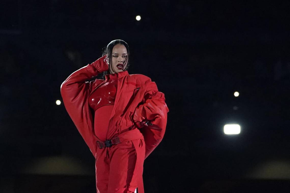 La cantante Rihanna aprovechó el mini concierto más visto del planeta para revelar un baby bump que encendió las redes y que confirmó la próxima llegada de su segundo hijo con el rapero A$AP Rocky.