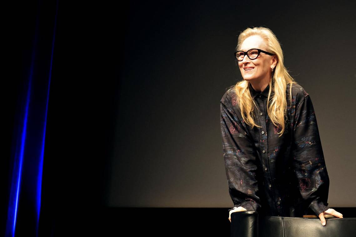 La actriz estadounidense durante la charla Rendez-Vous With Meryl Streep en el marco de la 77 edición del Festival de Cannes (Photo by Valery HACHE / AFP)