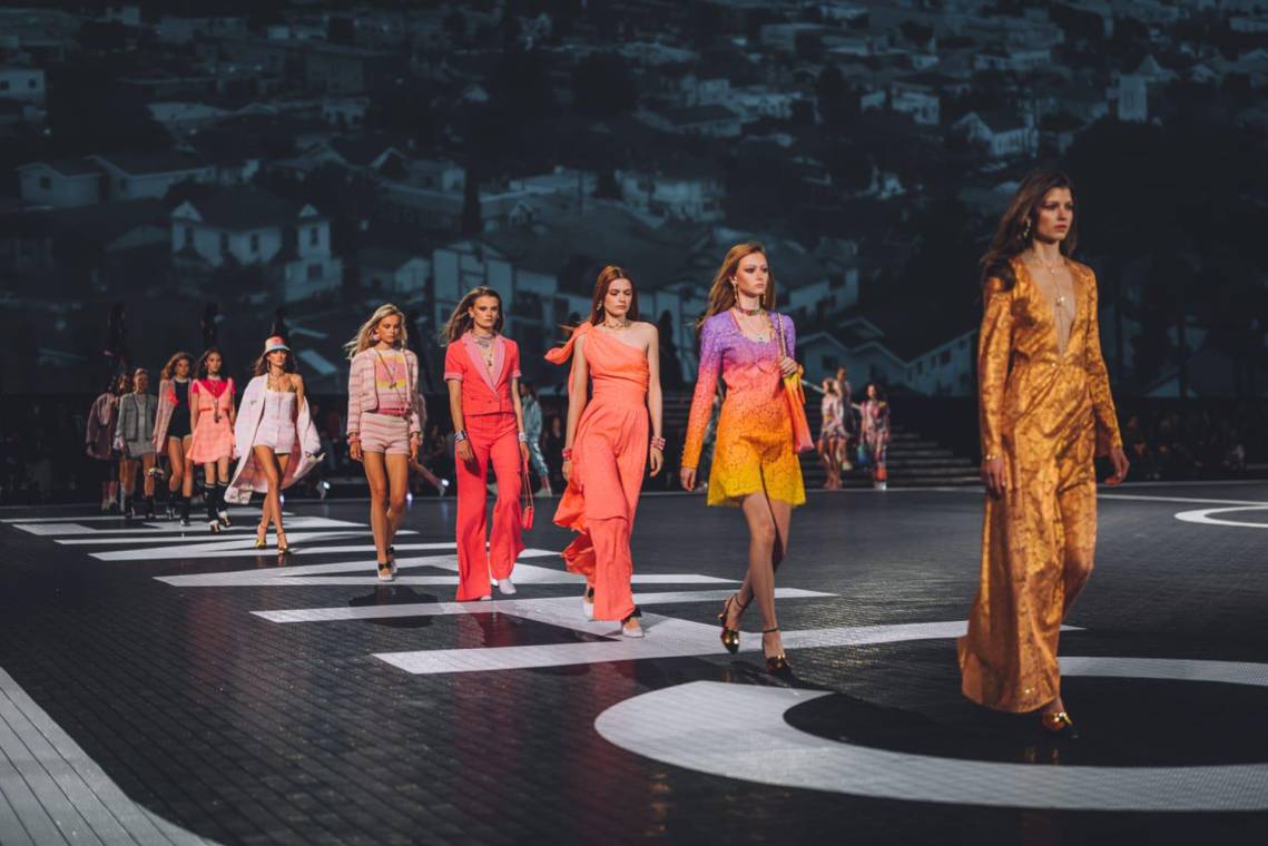 Leggings, calentadores, colores flúor...la colección Crucero 2023/24 de Chanel fue un claro flashback a los 80 con guiños a otras décadas emblemáticas de la moda. El escenario: Los Ángeles, la meca del cine y el mejor lugar para hacer soñar a los trend setters.