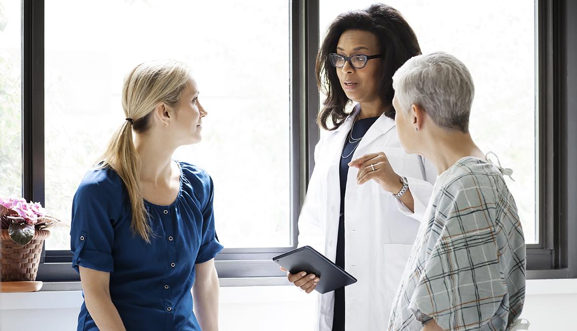 <b>Acompaña a las citas médicas</b>Puedes ofrecerte a acompañar a tu ser querido a las citas médicas y tratamientos. Esto les proporciona un sentido de seguridad y disminuye la sensación de soledad.