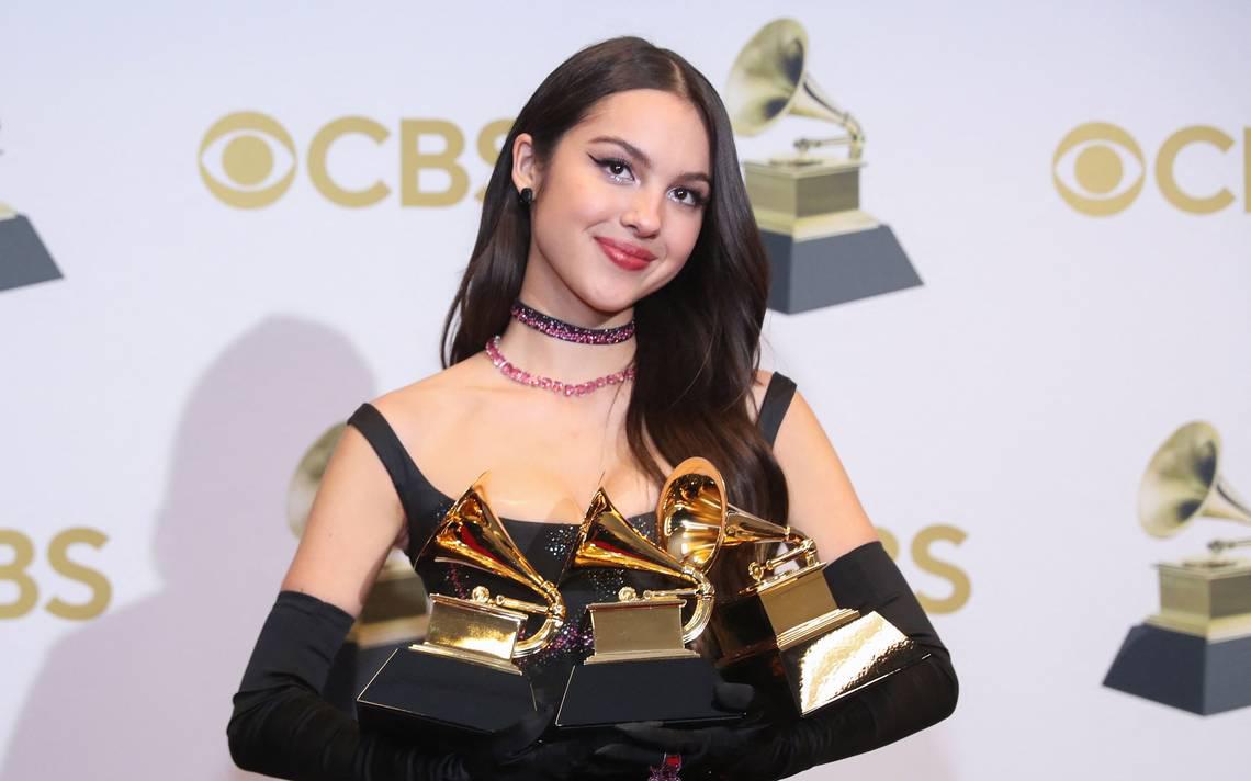 Olivia Rodrigo, con solo 19 años, se llevó los premios al Mejor Artista Nuevo, Mejor Álbum Pop Vocal y Mejor Interpretación Pop Vocal Solista en la edición de 2022. ¡Fue brutal!