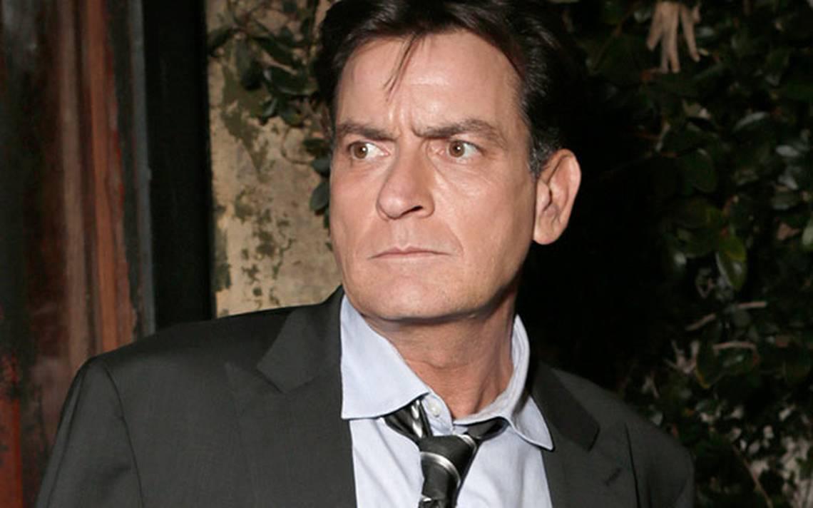Sus problemas con la droga llevaron al actor Charlie Sheen a estar en la lista negra de Hollywood. Él se presentaba a trabajar drogado, insultaba a la gente y prácticamente se volvió una persona inestable con la que no se podía trabajar.