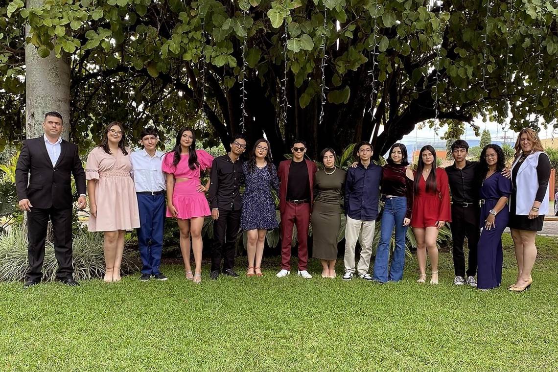 Radiantes de alegría y nostalgia, la generación 2023 de Happy Summer School se reunió en La Cuisinette para celebrar una de sus últimas actividades antes de la graduación: su senior brunch. Luciendo elegantes, los jóvenes compartieron risas y rememoraron sus momentos más preciados de la época escolar, anticipando con emoción su próximo capítulo en la universidad.