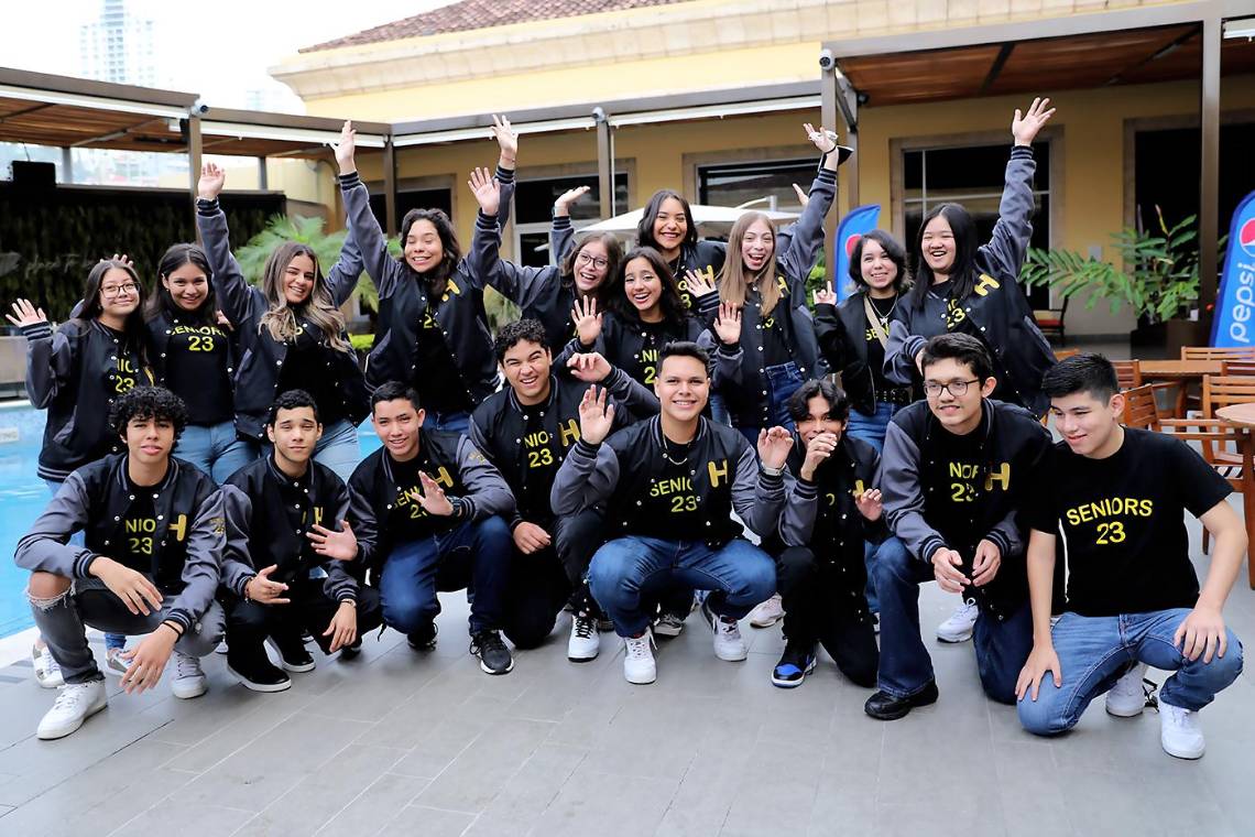 A un paso de culminar su última carrera secundaria, los veinte seniors de la Hillcrest School generación 2023 iniciaron su año con una increíble entrance llena de sorpresas, buenos momentos y diversión. Bajo su eslogan “Out of this world” los felices estudiantes iniciaron su recorrido por los bulevares La Hacienda y Suyapa, hasta llegar a su escuela.