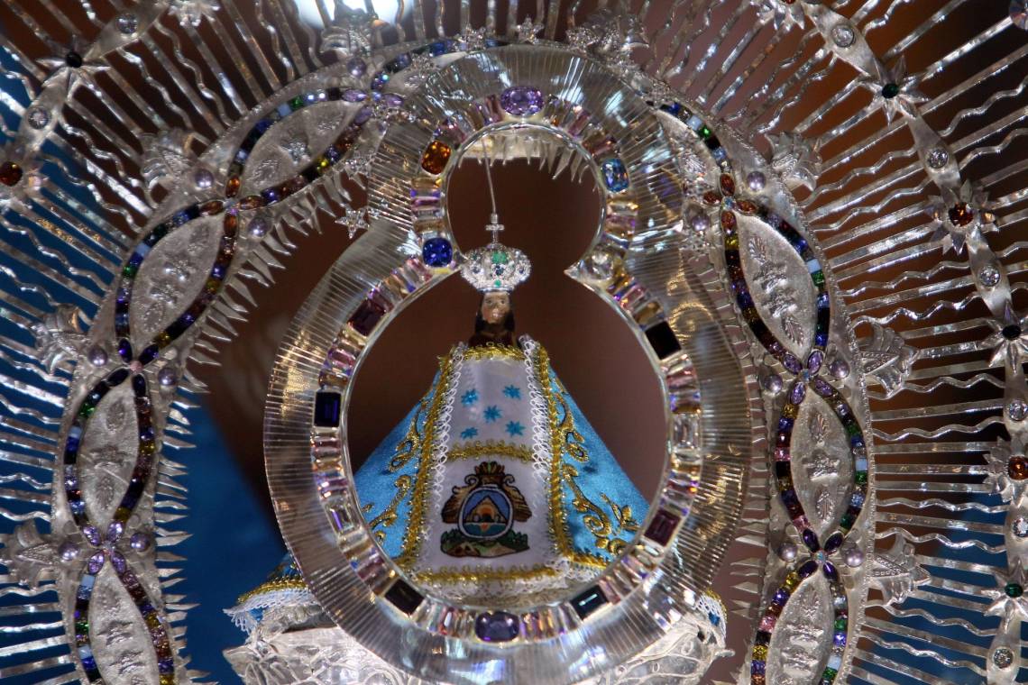 ¡Oh, Reina de Honduras! En 2023, los hondureños estamos celebrando 276 años del hallazgo de la Virgen de Suyapa, y la Basílica de Suyapa se llena de creyentes que llegan a dar las gracias a la Morenita por todas las bendiciones que les ha brindado. Nuestra Señora de Suyapa siempre se viste de gala para su cumpleaños, por lo que te traemos algunas de las mejores fotos de la Patrona de Honduras.