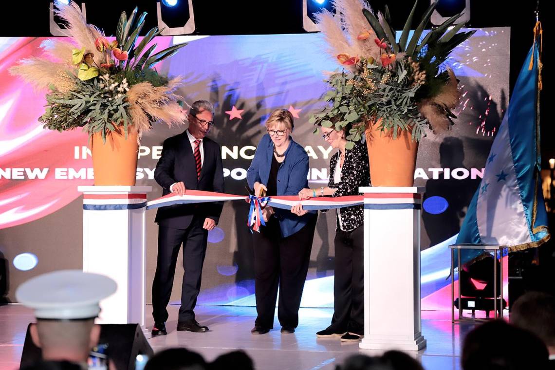 La inauguración de la nueva embajada americana en Honduras marcó un momento significativo en las relaciones bilaterales entre ambos países. Durante la ceremonia, la embajadora Laura F. Dogu encabezó el corte de cinta, simbolizando el fortalecimiento de los lazos diplomáticos. Este moderno edificio no solo representa un espacio para la cooperación y el diálogo, sino que también destaca el compromiso mutuo con el desarrollo y la prosperidad compartida.