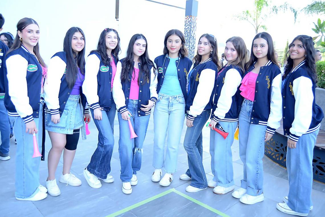 Bajo el lema “Follow Your Dreams”, los seniors 2025 de La Estancia School realizaron su entrance con entusiasmo y alegría. A bordo de vehículos decorados con pancartas y globos, recorrieron las calles de Tegucigalpa irradiando emoción. Al llegar a su escuela, fueron recibidos con cálidos aplausos. La celebración continuó con bailes, canciones y fotografías que capturaron la esencia de su “último primer día de clases,” un recuerdo que atesorarán por siempre.