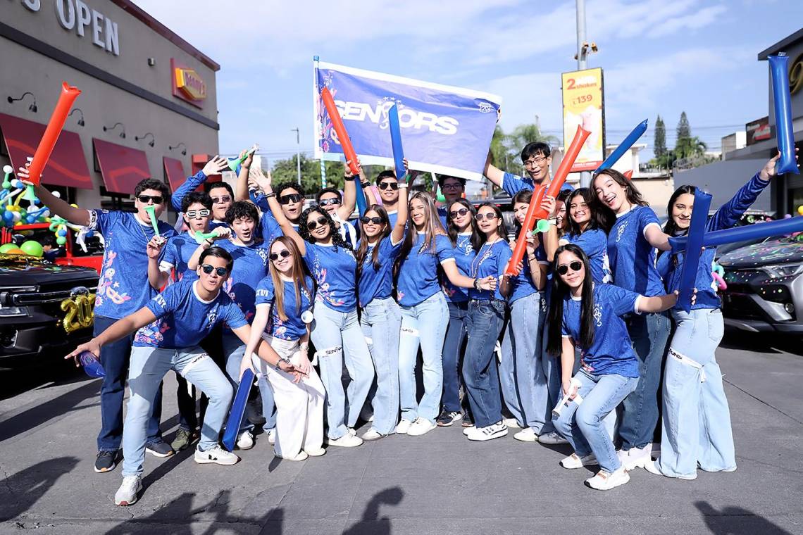 One last time! La generación 2026 de DelCampo School de Tegucigalpa celebró su senior entrance con pura alegría y emoción. La mañana comenzó con un delicioso desayuno en compañía de amigas y amigos, para luego continuar la tradición: movilizarse en coloridos autos decorados rumbo a su escuela, listos para seguir festejando este último primer día de clases de su etapa escolar.