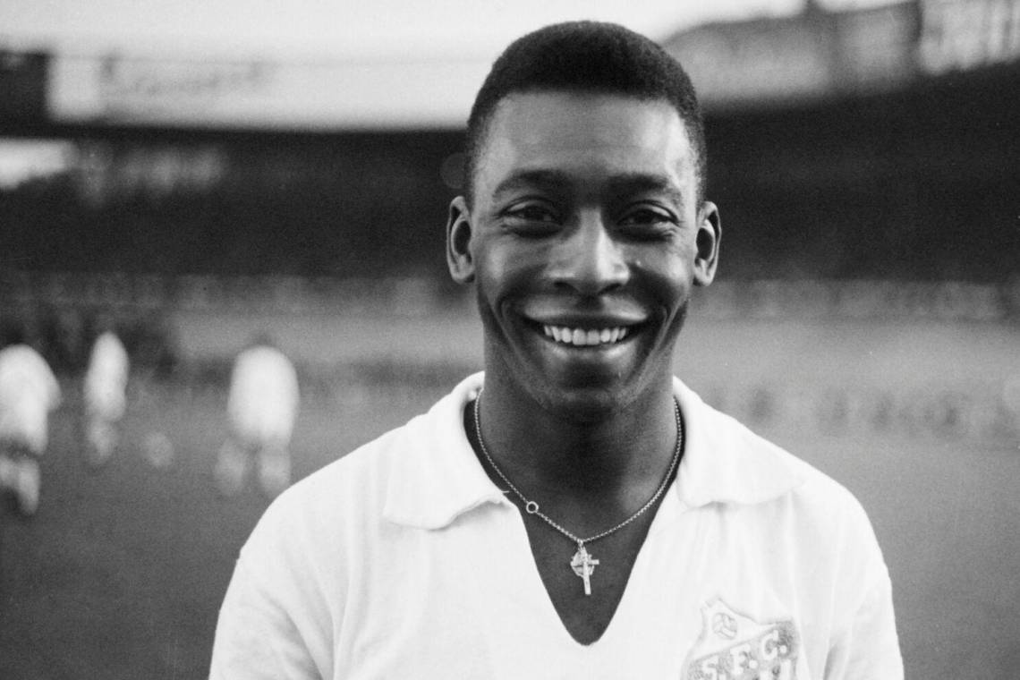 El fútbol nos ha regalado muchas leyendas, pero algunos dirán que no hay nadie como Pelé. Incluso los mismos futbolistas lo tienen como uno de los referentes que ha marcado un antes y un después dentro de la cancha. ¿Cómo no homenajear al que con su forma de dominar el balón nos ha hecho amar este deporte? Por eso, aquí te dejamos un poco de su trayectoria.