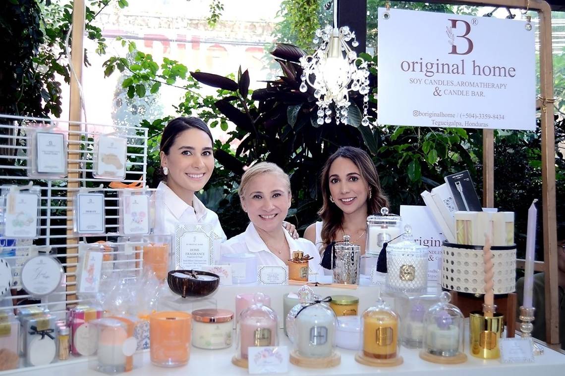 La alegría y el espíritu emprendedor se sintieron con fuerza en el Girl Boss Market 2024, donde las finalistas de Girl Boss presentaron sus increíbles productos y servicios a los asistentes de La Galería en Tegucigalpa. La tarde estuvo llena de emociones y compras, mientras las emprendedoras disfrutaron de conocerse, conectar entre sí, y destacar sus marcas con entusiasmo. Fue una celebración del talento femenino y la innovación, donde cada emprendedora brilló con luz propia.