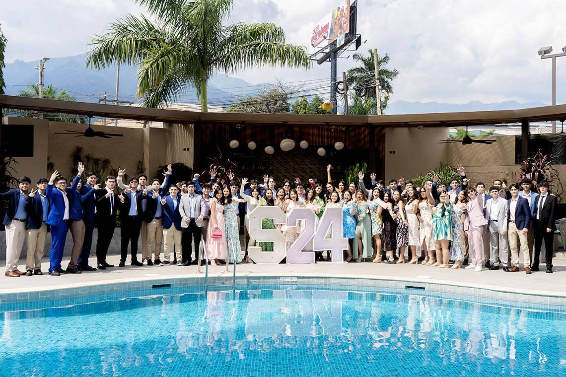 Durante una fresca mañana, y luciendo atuendos de cóctel, la generación 2024 de la escuela Santa María del Valle celebró su Senior Breakfast. Luego de disfrutar del buffet internacional, los alumnos pasaron tiempo en el bar Blu donde el dj Galindo alegró el ambiente con sus mezclas electrónicas. La celebración de Acción de Gracias fue ofrecida por sus padres, quienes se preparan desde ya para la graduación de los nuevos bachilleres bilingües en ciencias y humanidades.