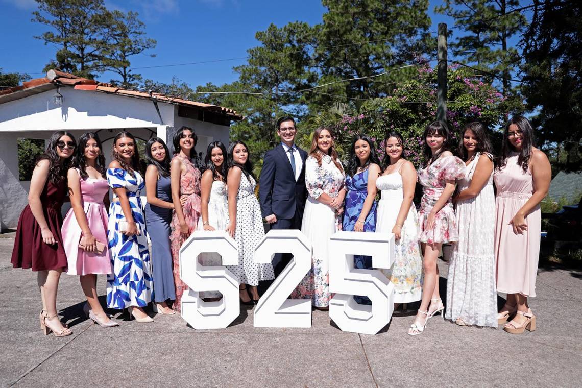 En una mañana cargada de emoción, los seniors 2025 de Summer Hill School celebraron su tan esperado senior brunch. El escenario elegido fue El Mirador en El Hatillo, donde los estudiantes disfrutaron de un momento especial lleno de risas .Aprovecharon para capturar el día en fotografías que inmortalizarán los años vividos juntos, marcando uno de los últimos capítulos de esta etapa tan significativa en sus vidas.