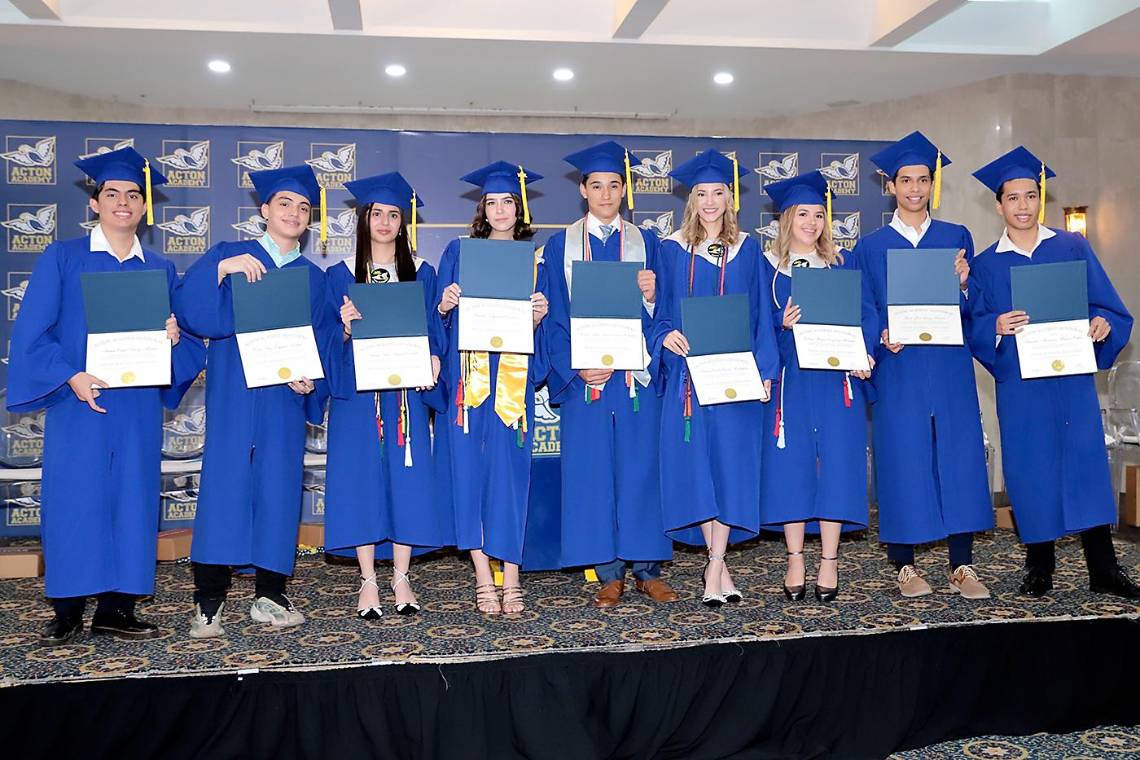 Una tarde llena de triunfos vivieron los seniors de la Acton Academy, quienes llegaron acompañados de sus padres y padrinos a los salones del Hotel Plaza Juan Carlos para recibir su título de high school.