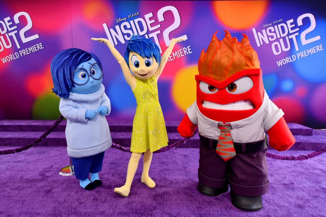 Tristeza, Alegría y Enojo, personajes de la película Intensa-Mente 2 posan en la alfombra púrpura durante la premier mundial realizada en El Capitan Theatre en Hollywood, California. La película, que se estrena este 13 de junio en Latinoamérica, invita a las audiencias a sumergirse en la mente de la flamante adolescente Riley justo cuando el cuartel general está sufriendo una repentina demolición para hacer sitio a algo totalmente inesperado: ¡nuevas emociones!