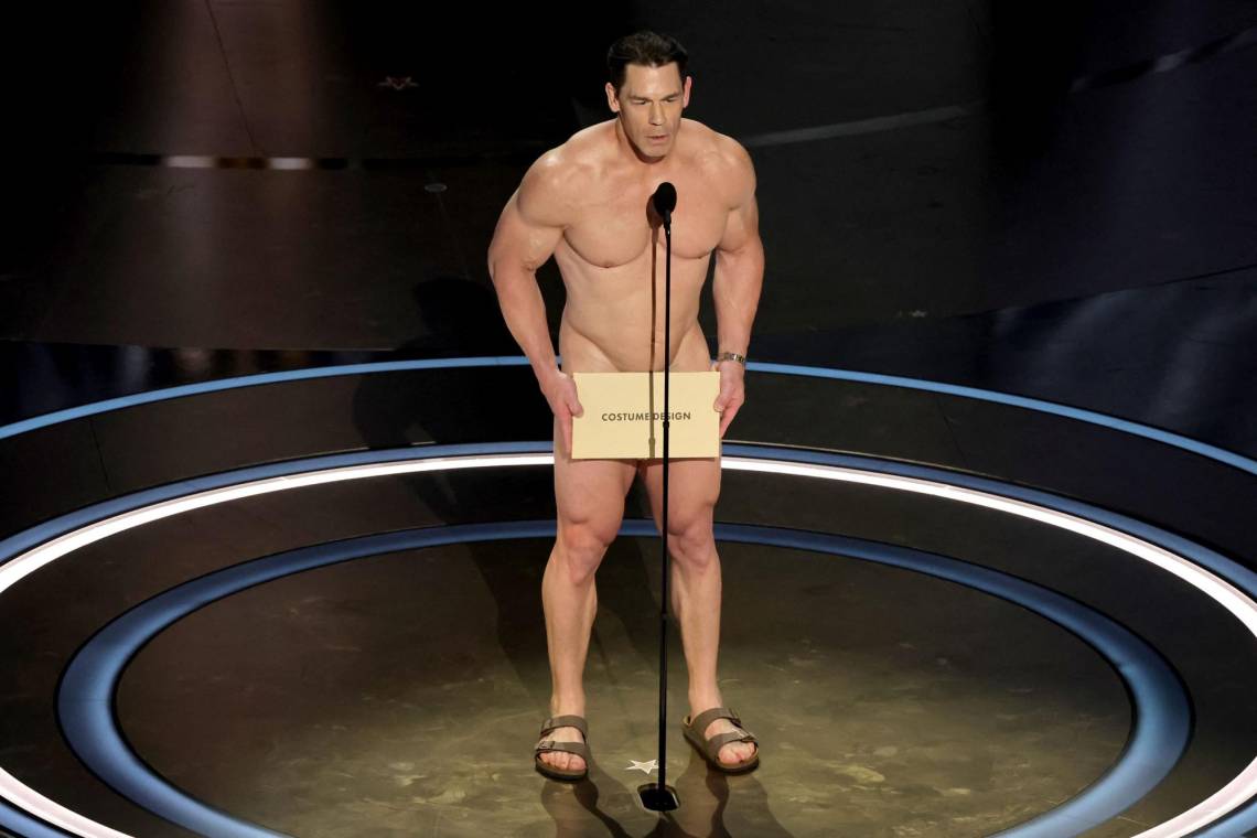 El actor y ex luchador John Cena apareció desnudo en el escenario de la 96 entrega de los Premios Oscar para entregar la estatuilla por Mejor Vestuario al filme <i><b>Poor Things. </b></i>