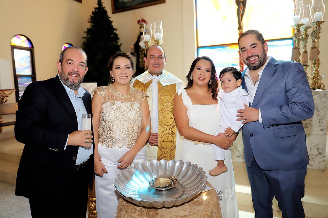 Todo era júbilo y alegría esa mañana en la Capilla San Judas Tadeo, lugar elegido por Denis Rivera y Dana Vásquez para celebrar el bautizo de su hijo Denis Andrés. La ceremonia del sacramento fue oficiada por el sacerdote José Antonio Chavarría, mientras los padrinos de bautizo, Arlen Deras y Giovanni Rivera, cargaban a su ahijado.