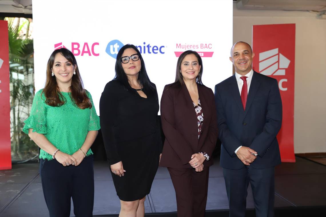 Carmen Miselem, Ganadora de la 5ta Edición de Mentorías Mujeres BAC; Roxana Espinal, Vicepresidente de Vinculación Institucional UNITEC; Valeria Ríos, Vicepresidente de Estrategia Comercial, Mercadeo y Sostenibilidad de BAC y José Durón, Gerente comercial de multicanal y sostenibilidad.