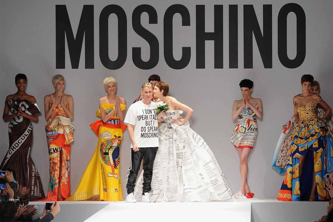 Jeremy Scott dejará el cargo de director creativo de la casa de lujo italiana Moschino después de una década de desfiles de moda salvajes y extravagantes, y lo extrañaremos mucho. ¡Aquí te dejamos sus mejores pasarelas!