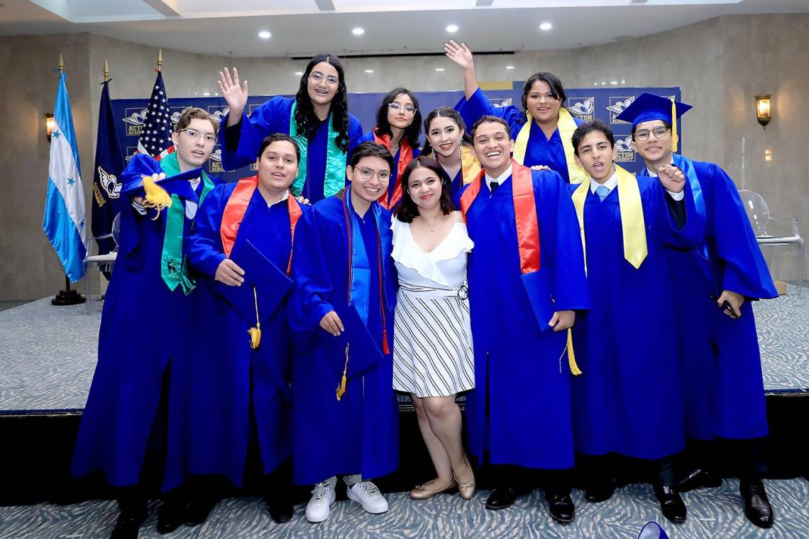 Una mañana de triunfo vivieron los seniors 2025 de Acton Academy, quienes, entre sonrisas y emociones, recibieron su tan esperado título de High School. La ceremonia estuvo llena de momentos tan significativos y como emotivos, entre discursos que marcaron el cierre de una importante etapa en sus vidas. En la foto: Gloria Coello, Juan Pablo Alcántara, José Gabriel Chinchilla, Gabriele Martínez, Gloria Medina, Lucía Herrera, Salvador Díaz del Valle, Juan Fernando Aguilar, Andrea Pavón, Milton Fernando Turcios y con su guía Jade Amaya