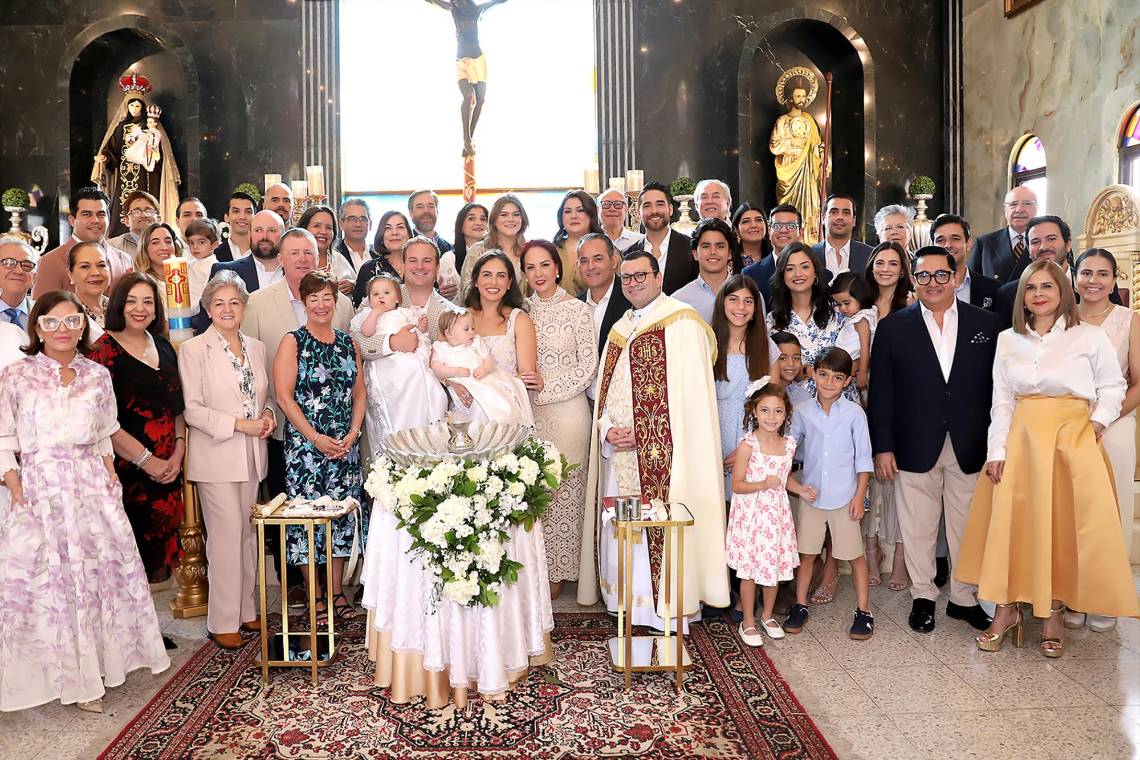 Vestidas con un delicado y hermoso ropaje confeccionado en Ohio con la tela del vestido de novia de su abuela Janet, Gia y Bella Herzog Cuculiza llegaron a la Capilla San Judas Tadeo entre los brazos de sus orgullosos padres, Derek Herzog y Lorella Cuculiza. Ante la mirada emocionada de familiares y amigos, las pequeñas recibieron el sagrado sacramento del bautismo de manos del sacerdote Carlo Magno Núñez, en una ceremonia íntima y llena de amor que quedará grabada para siempre en la memoria y en el corazón de todos los presentes.